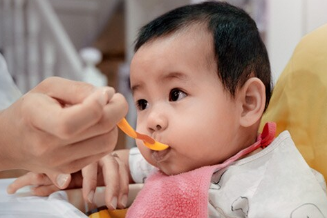 A Parent’s Guide to Introducing Solids
