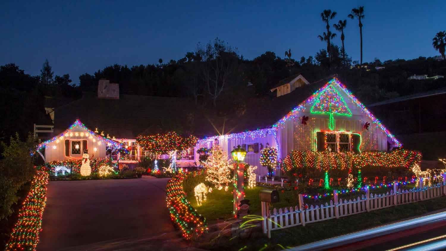 Tips to Choosing the Right Christmas Light Hanging Company
